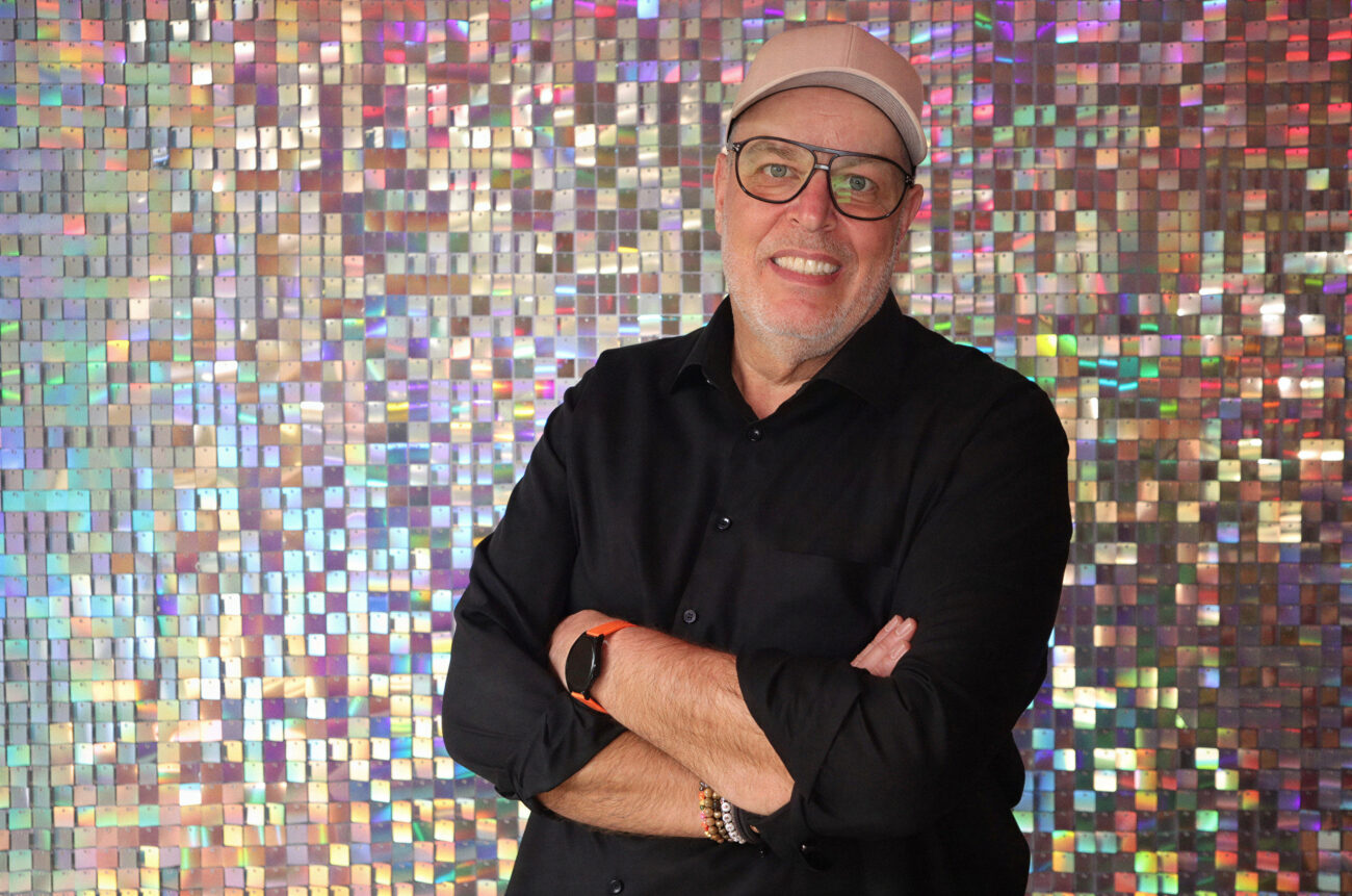 DJ Lars von Ommeln, Hochzeits- und Event-DJ aus Düsseldorf, Portrait vor Glitzerwand